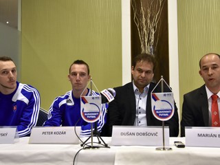  Na snímke zľava slovenský reprezentant vo futsale Tomáš Drahovský, kapitán slovenskej reprezentácie vo futsale Peter Kozár, predseda Slovenského futsalu Dušan Dobšovič, tréner slovenskej reprezentácie vo futsale Marián Berky.