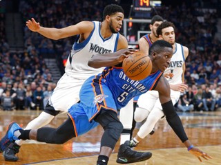 Victor Oladipo (v modrom) bol hrdinom Oklahomy.
