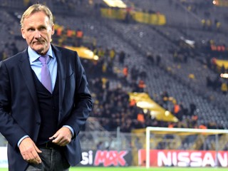 Hans-Joachim Watzke v Signal Iduna Parku po tom, ako bol zápas proti Monacu zrušený.