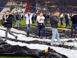 Začiatok zápasu v Lyone sa posunul kvôli výtržnostiam fanúšikov