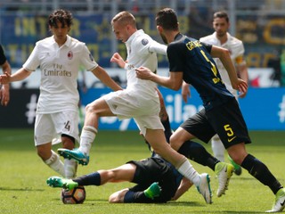 Inter Miláno remizoval v mestskom derby s AC 2:2 v sobotňajšom stretnutí 32. kola talianskej futbalovej Serie A. 