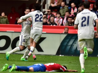 Hráči Realu Madrid sa radujú po góle Isca, ktorý rozhodol o výhre madridského mužstva.