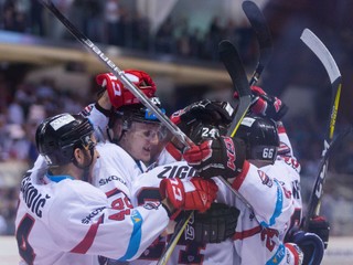 Hráči Banskej Bystrice sa radujú po góle na 1:0.