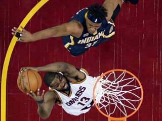 Basketbalisti Clevelandu Cavaliers zdolali v úvodnom zápase štvrťfinále play off Východnej konferencie zámorskej NBA Indianu Pacers tesne 109:108 a ujali sa vedenia v sérii.
