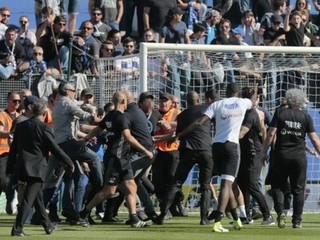 Fanúšikovia Bastie zaútočili na hráčov Lyonu, duel nedohrali