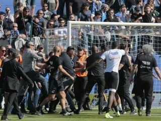 Bolo to hanebné, vraví futbalista Lyonu o výtržnostiach fanúšikov