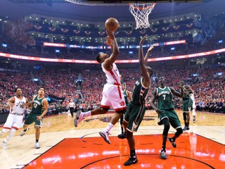 Toronto víťazstvom 106:100 vyrovnalo proti Milwaukee na 1:1. 