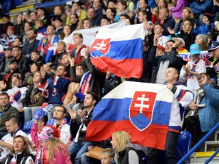 Na snímke fanúšikovia Slovenska v zápase A-skupiny Kanada - Slovensko na majstrovstvách sveta v hokeji hráčov do 18 rokov na zimnom štadióne v Poprade 15. apríla 2017.