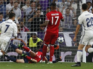 Utorňajší odvetný štvrťfinálový zápas futbalovej Ligy majstrov, v ktorom Real Madrid zvíťazil nad Bayernom Mníchov 4:2 po predĺžení a v súčte s minulotýždňovým triumfom u súpera (2:1) postúpil do semifinále, rozhodne fanúšikov nenudil.
