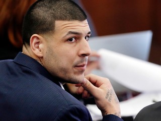Bývalý hráč amerického futbalu Aaron Hernandez spáchal vo svojej väzenskej cele samovraždu vo veku 27 rokov. 