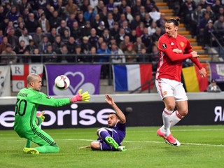 Manchester na ihrisku RSC viedol 1:0, ale inkasoval v 86. minúte po hlavičke Leandera Dendonckera, čo bola jediná strela na bránku domácich v stretnutí. 