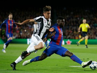 Samuel Umtiti (vpravo) zvádza súboj o loptu s Paulom Dybalom z Juventusu.