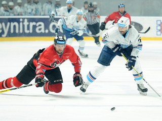 Na snímke z tretieho zápasu finále sa Ivan Ďatelinka (vľavo) z Banskej Bystrice pokúša vypichnúť puk Jurajovi Štefankovi.