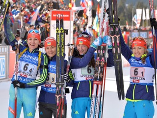 Oľga Abramovová (druhá sprava) bola aj súčasťou ukrajinskej štafety, ktorá obsadila tretie miesto v decembrových pretekoch na 4x6 km v Hochfilzene.