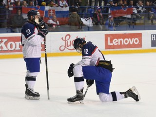 Mladí Slováci na úvod turnaja Hlinka Gretzky Cup tesne podľahli Švédom, nevyužili šance