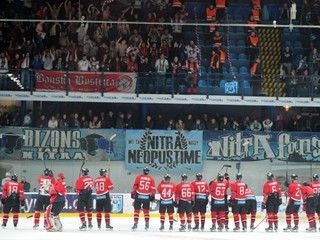 Hráči HC´05 Banská Bystrica (dole) po skončení štvrtého zápasu finále play-off Tipsport ligy medzi HK Nitra – HC´05 Banská Bystrica. 