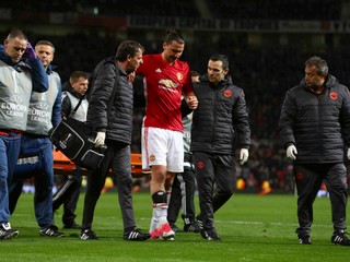 Zlatan odišiel z ihriska s lekármi. Možno poslednýkrát v drese United.
