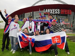 Slovenskí fanúšikovia pózujú pred kolínskou Lanxess Arenou, ktorá hostila zápasy MS v hokeji už v roku 2010. Slovenská reprezentácia v nej odohrá svoje súboje aj tento rok.