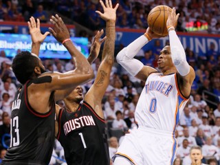 Russell Westbrook (vpravo) strieľa na kôš v treťom zápase série play-off proti Houstonu.