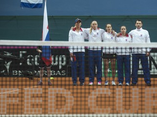 Členky slovenského tímu a kapitán Matej Lipták spievajú hymnu pred začiatkom fedcupového stretnutia proti Holandsku. Zľava Daniela Hantuchová, Rebecca Šramková, Jana Čepelová a Kristína Kučová.