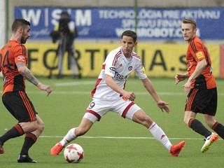 Zľava: Erik Daniel z MFK Ružomberok, Jakub Paur z AS Trenčín a Martin Nagy z MFK Ružomberok v zápase medzi AS Trenčín - MFK Ružomberok.