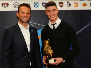 Sprava: Šéf hokejovej Tipsport ligy Richard Lintner a brankár Mathieu Corbeil počas preberania ceny o najužitočnejšieho hráča vyraďovacích bojov – Zlatá korčuľa za sezónu 2016/2017.