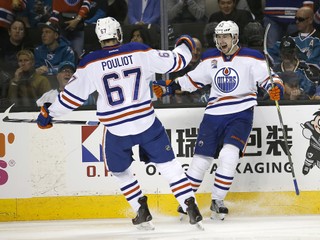 Anton Slepyšev (vpravo) z Edmontonu Oilers oslavuje svoj gól do siete San Jose Sharks so spoluhráčom Benoitom Pouliotom. Svojim zásahom zvyšoval na 2:0.