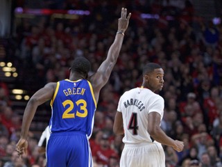 Hráč Golden State Draymond Green (vľavo) sa teší po tom, ako v zápase v Portlande trafil kôš za tri body.