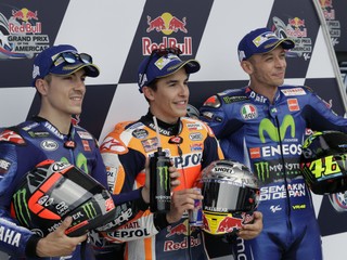Traja najlepší z kvalifikácie - vľavo druhý Maverick Viňales, držiteľ pole position Marc Márquez a Valentino Rossi.