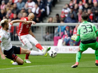 Arjen Robben (druhý zľava) strieľa gól na 1:1.