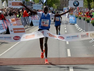 Albert Korir prechádza cieľom Viedenského maratónu na prvom mieste.