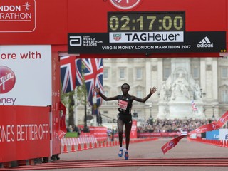 Mary Keitanyová prechádza cieľom Londýnskeho maratónu v novom svetovom rekorde.