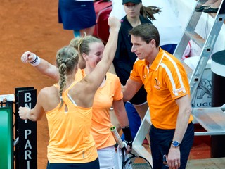 Na snímke radosť holandského fedcupového tímu, chrbtom Kiki Bertensová, Richel Hogenkampová, ktorá zvíťazila nad Slovenkou Kristínou Kučovou a kapitán Paul Haarhuis po štvrtej dvojhre baráže o účasť vo svetovej skupine Pohára federácie.