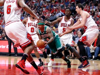 Isaiah Thomas (v strede).