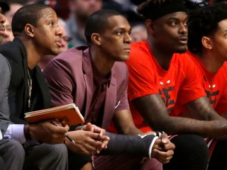 Rajon Rondo (v strede).