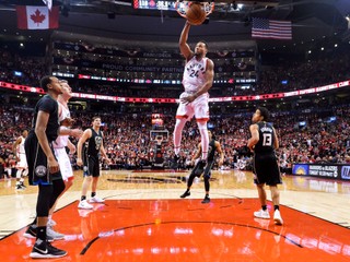 Norman Powell (v bielom).