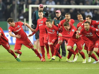 Frankfurt postúpil do finále pohára, Bénesova penalta nestačila