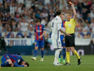 Hlavný rozhodca ukazuje červenú kartu futbalistovi Realu Madrid Sergiovi Ramosovi v nedeľňajšom El Clasico.