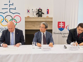 Na snímke prezident Slovenského olympijského výboru (SOV) Anton Siekel (vľavo) a predseda Slovenského paralympijského výboru (SPV) Ján Riapoš (vpravo) podpisujú v prítomnosti veľvyslanca Kórejskej republiky na Slovensku Taera Leea (upúrostred) slovenské prihlášky na XXIII. zimné olympijské hry a XII. zimné paralympijské hry v priestoroch rezidencie veľvyslanca Kórejskej republiky na Slovensku v Bratislave.