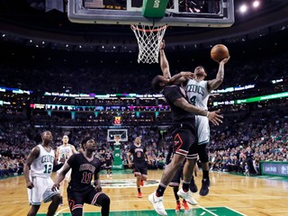 Basketbalisti Bostonu vo štvrťfinálovej sérii play-off NBA prvý raz vedú nad Chicagom.