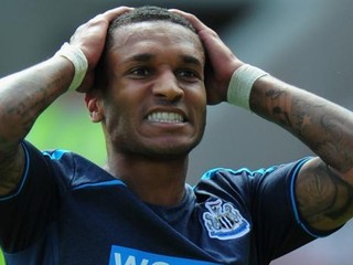 Bývalý hráč Newcastlu skončil vo väzbe pre daňové úniky, vyšetrujú i FC Chelsea