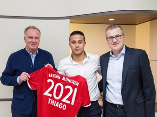 Patrí k najlepším záložníkom na svete. Thiago Alcantara predĺžil zmluvu s Bayernom