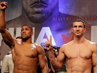 Britský boxer Anthony Joshua (vľavo) a Ukrajinec Vladimir Kličko počas váženia pred zápasom v Londýne.