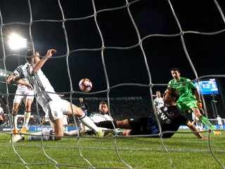 Futbalisti Juventusu Turín remizovali v piatkovom súboji 34. kola talianskej Serie v Bergame s Atalantou 2:2. 