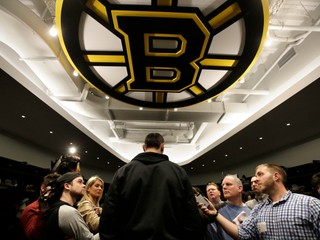 Slovenský obranca Zdeno Chára (uprostred) z Bostonu Bruins odpovedá na otázky novinárov.