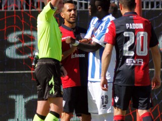 Futbalista upozorňoval rozhodcu na rasizmus fanúšikov, dostal žltú kartu