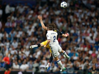 Dani Carvajal (v bielom) počas semifinálového stretnutia Ligy majstrov proti Atléticu.