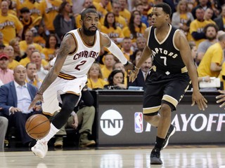 Rozohrávač Toronta Raptors Kyle Lowry (vpravo) vynechal pre vyvrtnutý ľavý členok štvrtkový tréning tímu. 