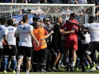Fanúšikovia vnikli na ihrisko a strkali do hráčov. Duel medzi Bastiou a Lyonom skontumovali