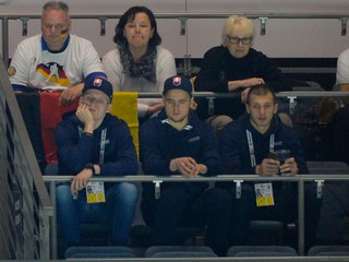 Na snímke slovenskí hokejoví reprezentanti dolný rad zľava Pavol Skalický, Tomáš Zigo a Tomáš Matoušek sledujú svojich budúcich súperov počas zápasu základnej A - skupiny USA - Nemecko na MS v ľadovom hokeji v Kolíne nad Rýnom.
